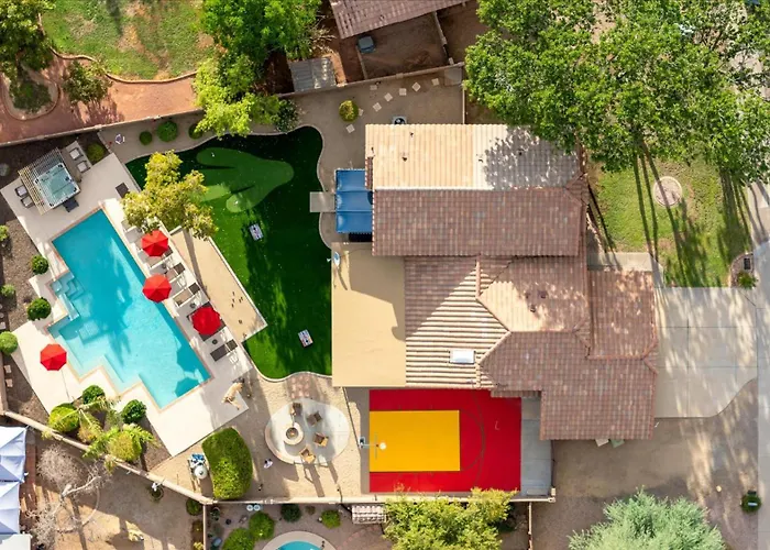 Holiday home Sport Court Pool Hot Tub Pool Table Fire Pit Games Glendale
