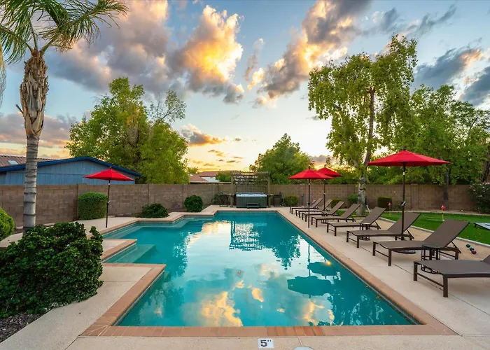 Sport Court Pool Hot Tub Pool Table Fire Pit Games Holiday home Glendale
