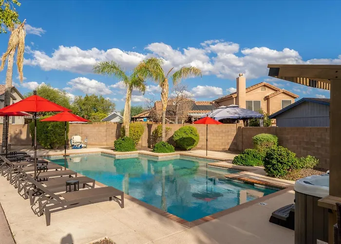 Sport Court Pool Hot Tub Pool Table Fire Pit Games Holiday home Glendale