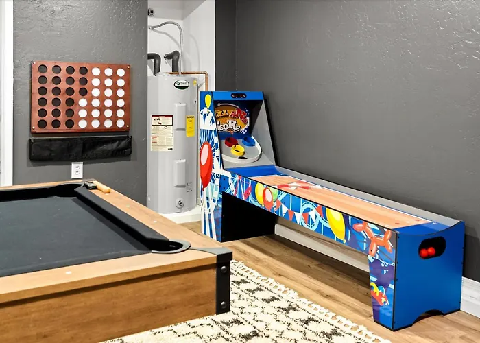 Sport Court Pool Hot Tub Pool Table Fire Pit Games Holiday home Glendale